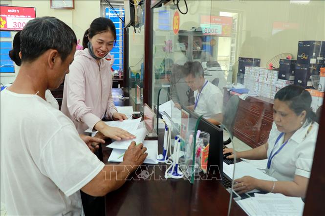 Việc đẩy mạnh ứng dụng công nghệ giúp người dân đến làm thủ tục hành chính được thuận tiện và nhanh chóng. (Ảnh: Nguyễn Lành/TTXVN)